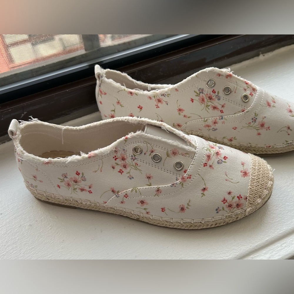 NWT Women’s Shein ditsy espadrille size 39 fits like a US size 7.5-8